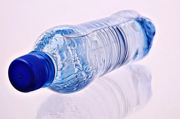 Les principales idées reçues sur l’eau en bouteille