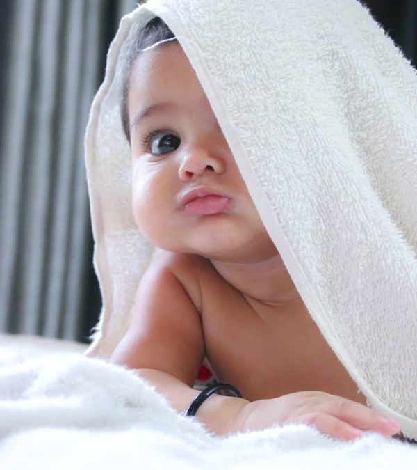 un bébé sous un drap blanc après résultat d'un test ADN