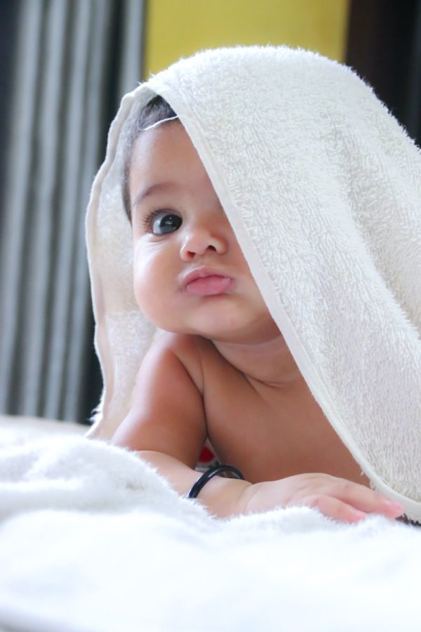 un bébé sous un drap blanc après résultat d'un test ADN