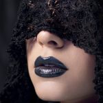 Modèle féminin portant un maquillage de style gothique avec un foulard en dentelle noire