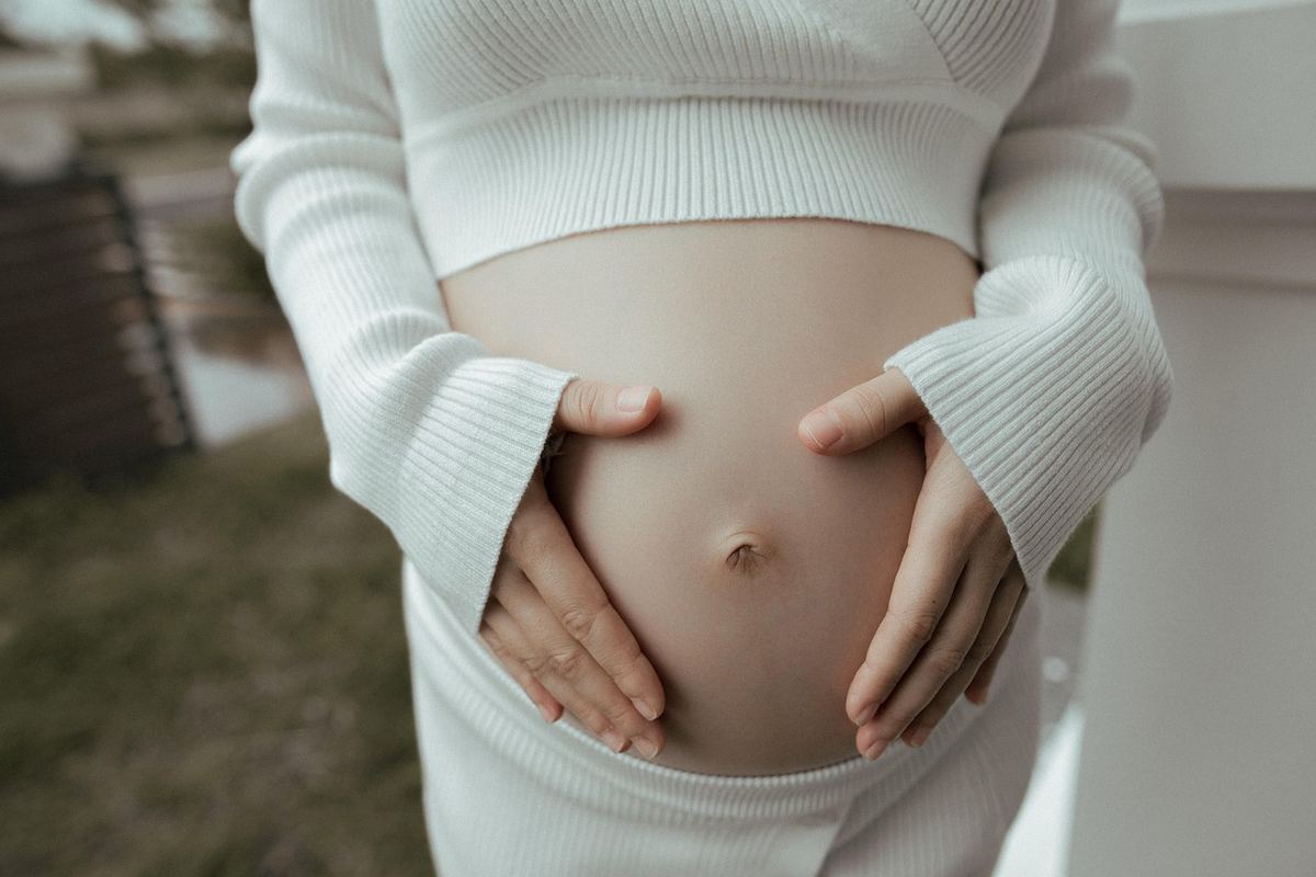 Femme enceinte mains sur ventre Femme enceinte mains sur ventre