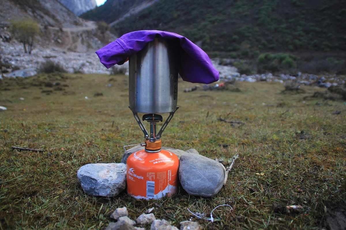 Réchaud de camping avec une casserole et un abri