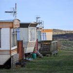 Rangée de mobil-homes stationnés dans un camping rural paisible en montagne