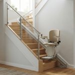 Monte-escalier installé le long d'un escalier de maison, rampe moderne, intérieur clair